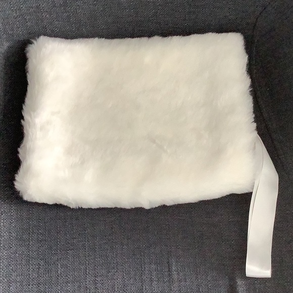 Classic Faux Fur Muff||Hand Warmer - Picture 3 of 6